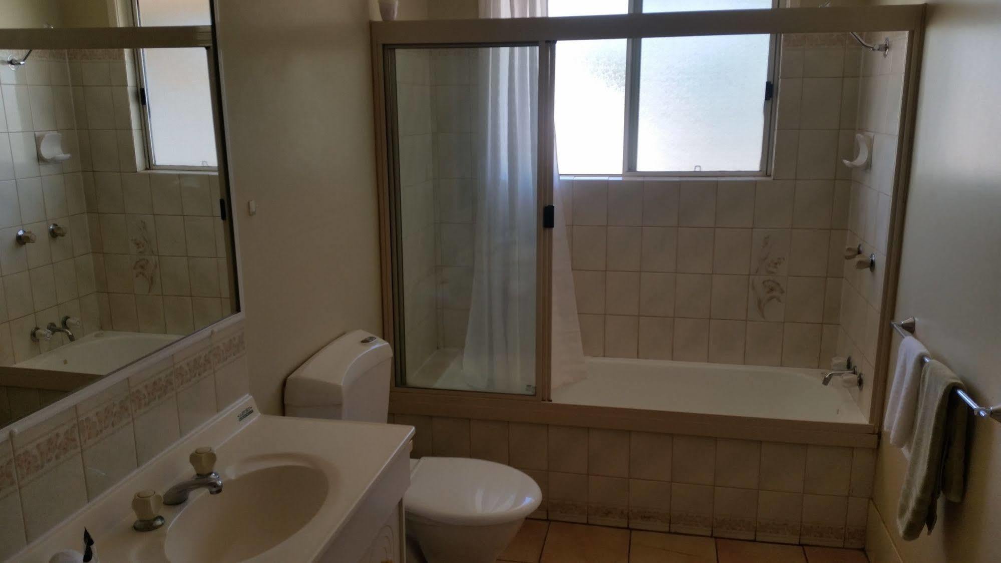 Clifford Park Motor Inn トゥーンバ エクステリア 写真